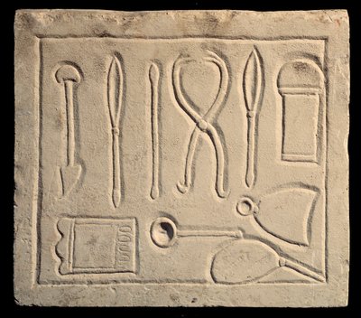 Chirurgické nástroje (reliéf od Roman