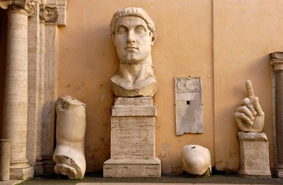 Nádvoří Paláce konzervativců (Palazzo dei conservatori) v Musei Capitolini (Capitol): fragmenty kolosální sochy Konstantina z let 313-324 n. l. (mramor) od Roman