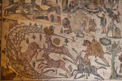 Třetí pokoj soukromého bytu, podlahová mozaika, Villa Romana del Casale, Piazza Armerina, Sicílie, Itálie (foto) od Roman