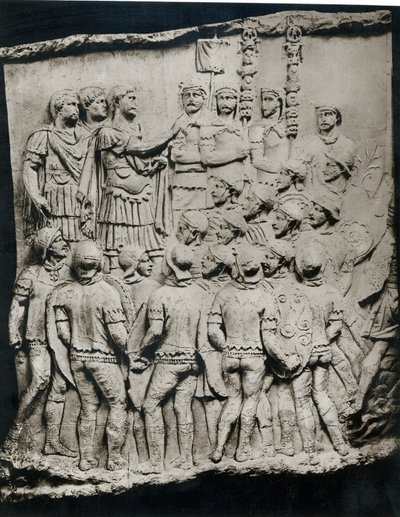 Trajan (98-117) oslovuje armádu, odlitek převzatý z Trajanova sloupu, AD 113 (sádra) od Roman