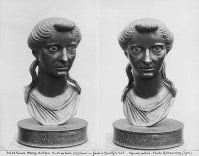 Dva pohledy na bustu Livie (58 př. nl-29 n. l.) (bronz) od Roman