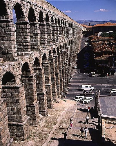 Pohled podél římského akvaduktu, postaveného v 1. století našeho letopočtu (foto) od Roman