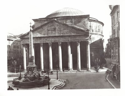 Pohled na Pantheon a egyptský obelisk na náměstí Piazza della Rotunda od Roman