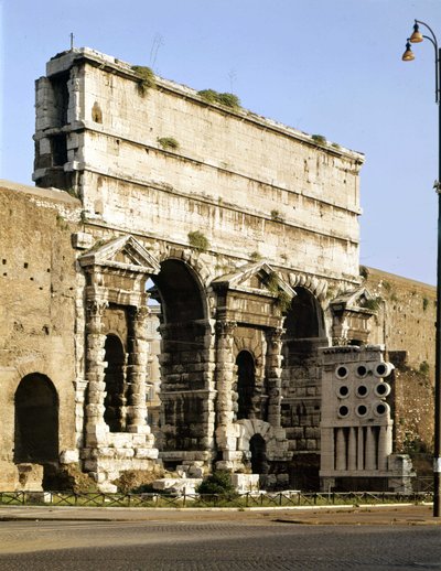 Pohled na bránu maggiore (major), to je místo, kde Claudův akvadukt končí v roce 38 ap. JC. Řím od Roman