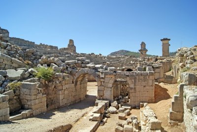 Pohled přes klenutý vchod divadla Xanthos do jámy orchestru, zobrazující sloup a hrobku Harpyje, Xanthos, Turecko (foto) od Roman