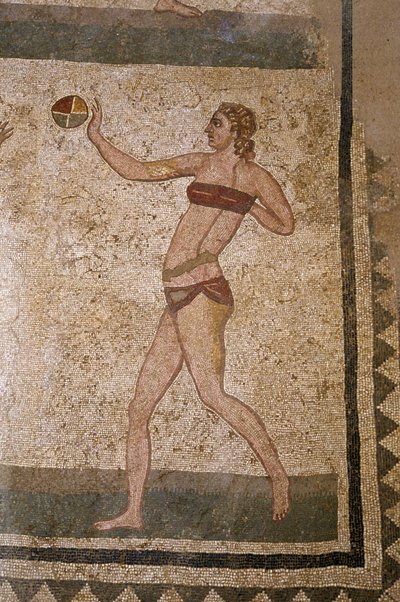 Žena hrající míč. Mladí Římané se zabývali tělesnými cvičeními. Nosí bederní roušku kolem ledvin a strofium (ancetra podprsenky) na hrudi. Bochník kolem ledvin. Římská mozaika ze 3. - 4. století z Villa del Casale, Piazza Armerin od Roman