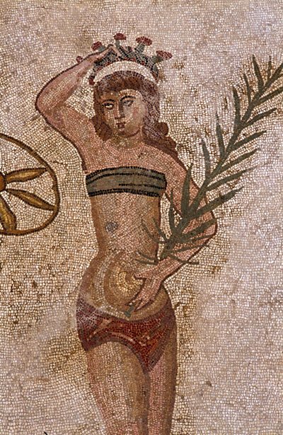 Mladí Římané se zabývali tělesnými cvičeními. Nosí bederní roušku kolem ledvin a strofium (ancetra podprsenky) na hrudi. Bochník kolem ledvin. Palmová ratolest, kterou drží, je symbolem vítězství. Římská mozaika z 3. - 4. století Vi od Roman
