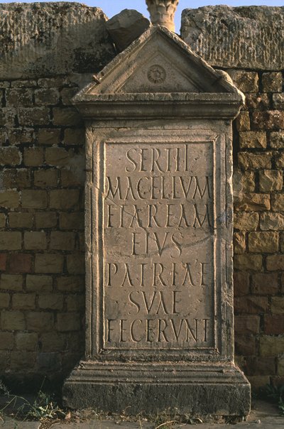 Stéla s nápisem na Sertiově trhu Vrcholné císařské období (27 př. nl-395 n. l.) od Roman Imperial Period