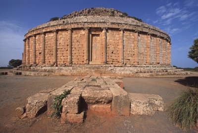 Královské mauzoleum Mauretánie, nazývané Hrobka křesťana kvůli křížům vylisovaným na falešných dveřích (viz také 233873) od Roman Republican Period