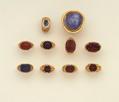 Římský zlatý a chalcedonový hlubotiskový prsten, velký římský modrošedý chalcedonový kamej s hlavou Medúzy a výběr prstenů, dva prsteny v seldžuckém stylu (chalcedon) od Roman Roman