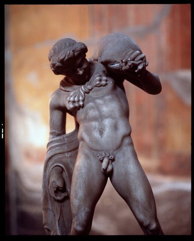 Satyr s měchem vína. socha v domě Casa dei Cervi, 5. století před naším letopočtem-1. století od Roman Roman