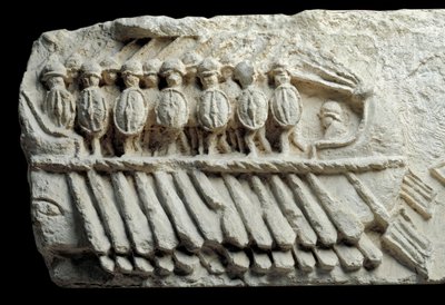 Bireme nesoucí ozbrojené vojáky (nízký reliéf) od Roman Roman
