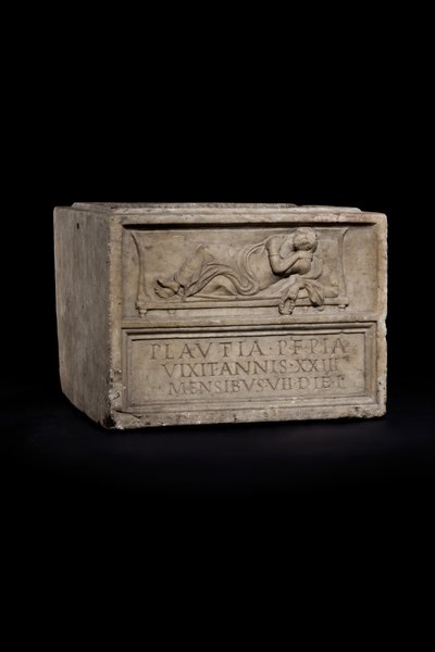 Pohřební urna, konec 1.-začátek 2. století našeho letopočtu (mramor) od Roman Roman