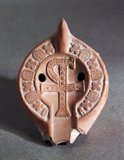 Zdobená lampa s Chi-Rho, terakota od Roman Roman