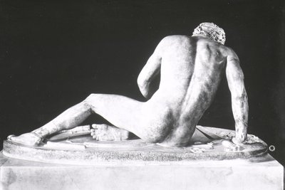 Umírající Galie, kopie řeckého originálu z roku 230-220 př. n. l. od Epigona (mramor) (černobílá fotografie) (pohled zezadu) od Roman Roman