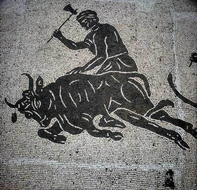 Mozaika zobrazující scénu porážky býka nalezená v Ostii (Ostia) (nedaleko Říma). V současné době zachována v bývalé hasičské síni Ostia. od Roman Roman