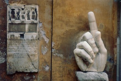 Pravá ruka, z Konstantinova kolosu (mramor) od Roman Roman