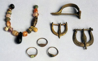 Prsteny, spony a lýtkové kosti, Masada (kombinovaná média) od Roman Roman