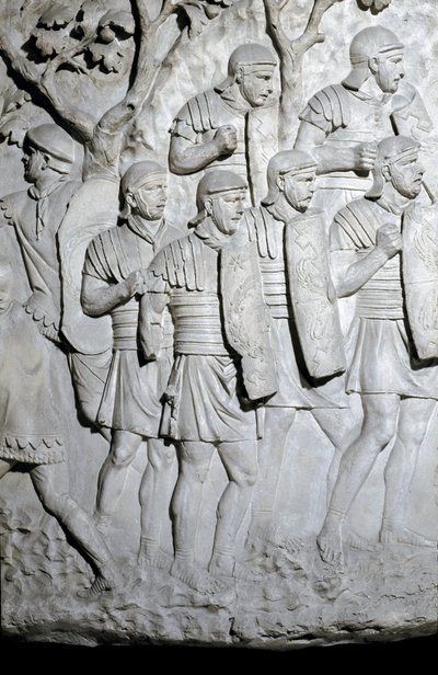Římské umění: „“Římští legionáři připraveni k boji““ Forma z roku 1862 reprodukující basreliéfy Trajanova sloupu (sloup Trajane) (Colonna Traiana) v Římě postaveného za vlády císaře Traiana (53-117). Trajanův sloup připomíná vítěze od Roman Roman
