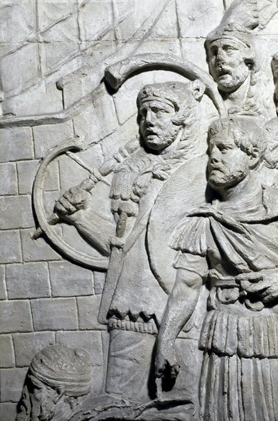 Římské umění: „“Římští válečníci během první války v Dácii““ Forma z roku 1862 reprodukující basreliéfy Trajanova sloupu (sloup Trajane) (Colonna Traiana) v Římě postaveného za vlády císaře Traiana (53-117) . Trajanův sloup připomíná od Roman Roman