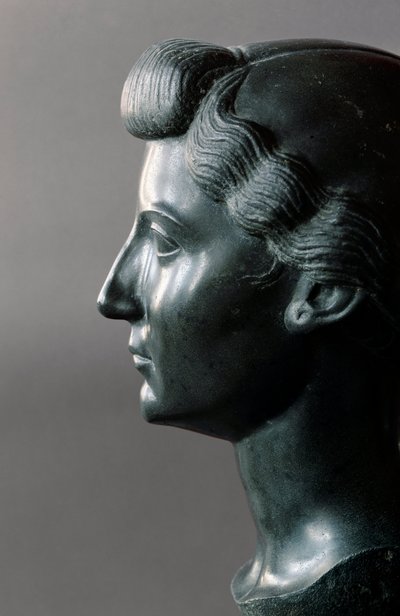 Římské umění: busta Livie (55 př. n. l. – 29 n. l.) (Livia Drusilla Augusta), manželky římského císaře Augusta (Octavianus, Octavianus nebo latinsky Gaius Julius Caesar Octavianus) (61 př. n. l. – 14 n. l.). 31 před naším letopočtem. Čedičová socha. Ztlumi od Roman Roman