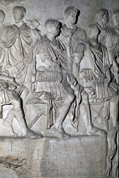 Římské umění: „“římský císař Trajan na tribuně pořádající válečnou radu““ Forma z roku 1862 reprodukující basreliéfy Trajanova sloupu (sloup Trajane) (Colonna Traiana) v Římě postaveného za vlády císaře Traiana ( 53-117). Trajane col od Roman Roman