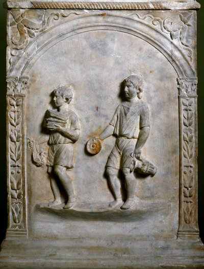 Římské umění: pohřební oltář zobrazuje dva služebníky nesoucí předměty k obětování. Nízká úleva. Řím, Museo Nazionale Romano od Roman Roman