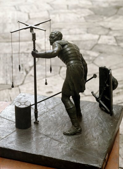 Římské umění: „“gromatik““ Zeměměřič (agrimeners) měří půdu pomocí groma (gruma). Bronzová socha. Řím, Muzeum římské civilizace od Roman Roman