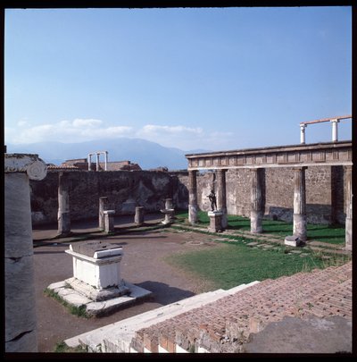 Římské umění: pohled na Apollónův chrám na archeologickém nalezišti Pompeje (4. století př. n. l. – 2. století př. n. l.) Itálie (Římské umění: pohled na Apollónův chrám, Pompeje, 4. století př. n. l. – 2. století př. n. l., Itálie) od Roman Roman