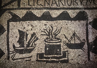 Římské obchodní loďstvo a maják, starověká Ostia (Ostia), náměstí Piazza delle Corporazioni. od Roman Roman