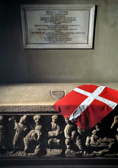 Římský sarkofág použitý jako hrobka Niccolo Stensena (Niels Stensen nebo Steensen) (1638-1686) anatom a geolog (římský sarkofág použitý jako hrobka Stensena (Nicolai Steno)) Florencie, kostel San Lorenzo (kostel sv. Vavřince) Itálie od Roman Roman