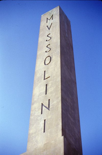 Řím Foro Italico. Přehled obelisku věnovaného Mussolinimu. od Roman Roman