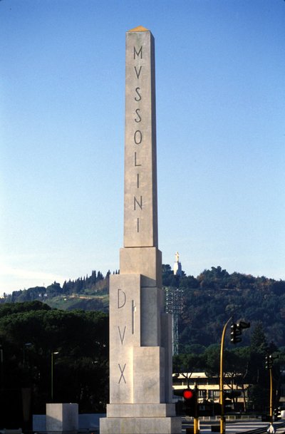 Řím. Foro Italico obelisk zasvěcený Mussolinimu. od Roman Roman