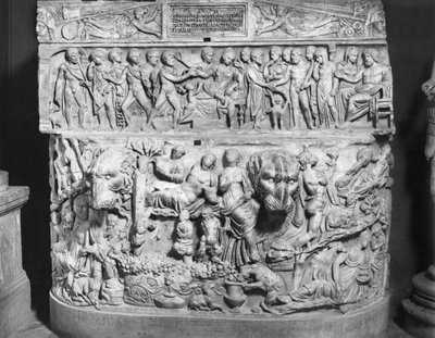 Sarkofág zobrazující smrt Alcestise (mramor) (černobílá fotografie) od Roman Roman