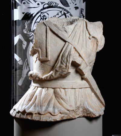 Vyřezávané torzo kavaleristy (mramor) (viz také 371176) od Roman Roman