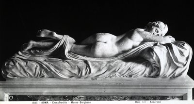 Spící hermafrodit (mramor) (černobílá fotografie) od Roman Roman
