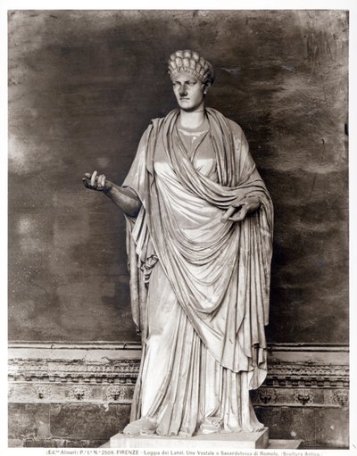 Socha Vestálky nebo Romulovy kněžky (mramor) (černobílá fotografie) od Roman Roman