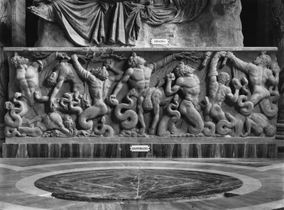 The Giants, detail reliéfu zobrazujícího Ariane a gigantomachy (mramor) (č/b foto) od Roman Roman