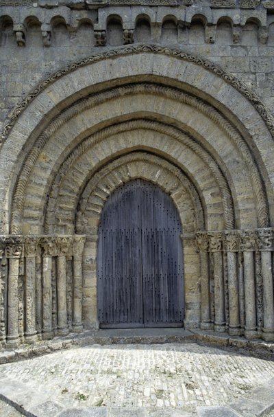 Kostel z 12. století s pěknou poitevinskou fasádou (románský styl). Chaize-Giraud ve Vendée (85). od Romanesque