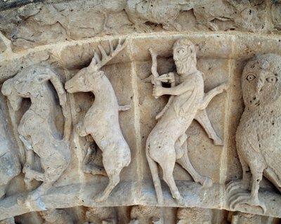 Střelec. Detail soch jižního portálu od Romanesque
