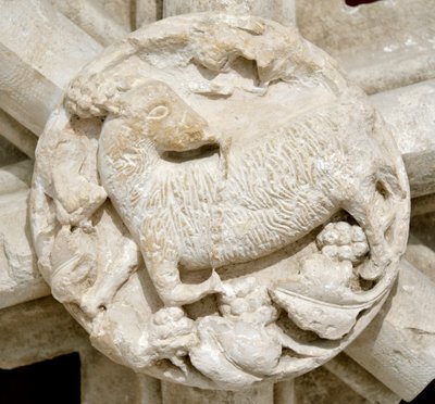 Beránek, detail klenby kaple Saint Laurent (Saint-Laurent), zmizel na několik let a původně se nacházel nad cisterciáckým opatstvím Fontenay (opatství Fontenay, Burgundsko, Francie: detail základního kamene představujícího beránka) od Romanesque