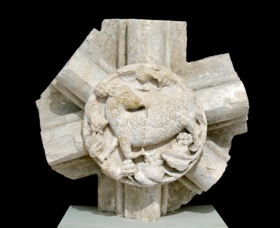Beránek, klenba kaple sv. Vavřince (sv. Vavřince), zmizela na několik let a původně se nacházela nad cisterciáckým opatstvím Fontenay (opatství Fontenay, Burgundsko, Francie: základní kámen představující beránka) od Romanesque