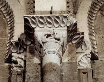 Ptáci jedí ryby a červy (vyřezávaný kapitál) od Romanesque