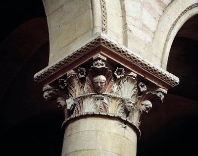 Vyřezávaný kapitál od Romanesque