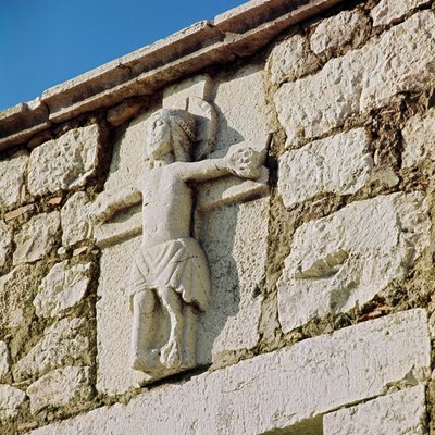 Kristus ukřižuje Kamenné sochy ze 13. století. Portál románského kostela San Bartolomeo, Campobasso Itálie od Romanesque