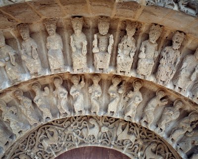 Detail soch jižního portálu od Romanesque