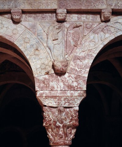 Detail symbolů evangelistů Jana a Marka, vytesaných na tribuně převorství od Romanesque