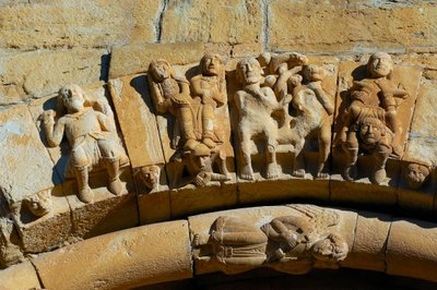 Fasáda kostela Saint Maria de Covet, Isona, Španělsko, detail od Romanesque