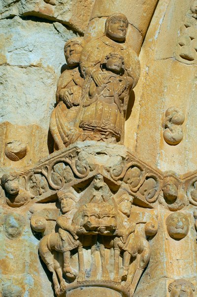Fasáda kostela Saint Maria de Covet, Isona, Španělsko, detail hlavního města od Romanesque