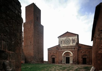 Fasáda a věž kostela svatého Petra (san Pietro), postavený kolem roku 1250 a obnoven v roce 1870, Tuscania, Itálie od Romanesque